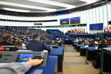 Keményebb menekültügyi szabályokra mondott igent az EP, csak egy magyar pártból szavaztak nemmel