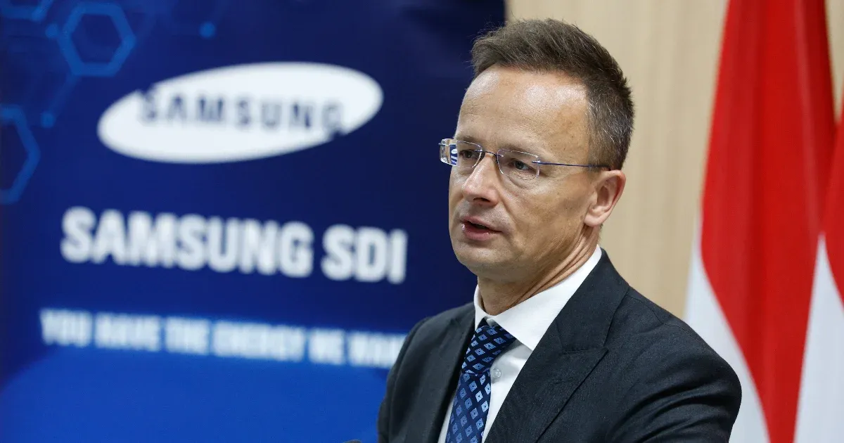 Szijjártó rágalmazás miatt feljelentést tett Magyar Péter ellen