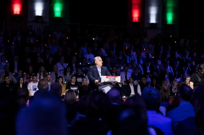 Amikor a jogállam kapott egy gyomrost, Orbán vigasztalta a választóit, és a Tisza 240 oldalas programot tett le