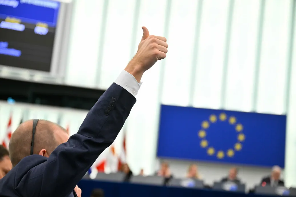 Nagy többséget kapott az EU kiskapus klímacélja az EP-ben, a 21 magyarból csak kettő támogatta