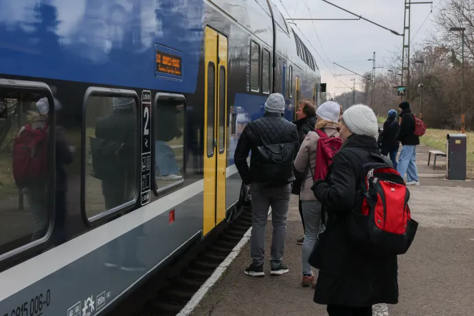 Emberek szállnak fel a vonatra az alsógödi vasútállomáson 2026. február 10-én – Fotó: Bődey János / Telex