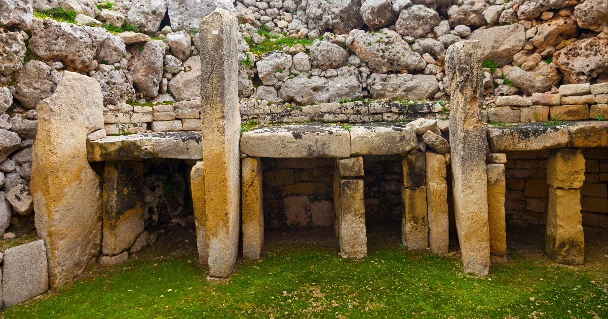 Azzal kezdte máltai vakációját a magyar turista, hogy számokat vésett egy ötezer éves templom falába
