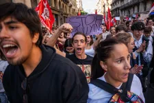 „Riasztóak a számok” – uniós szinten lépnek a fiatalok online megfélemlítése ellen