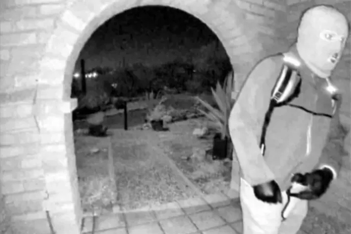 Egy símaszkos férfit rögzített az amerikai műsorvezető elrabolt anyjának biztonsági kamerája