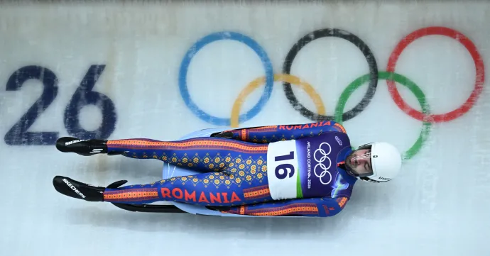 Eduard Crăciun csúszik a férfi szánkósok versenyében a cortinai jégcsatornában – Fotó: Annegret Hilse / Reuters