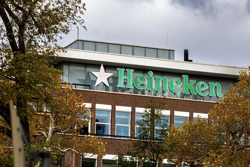 Nem fogynak eléggé a sörök, hatezer dolgozótól válik meg a Heineken