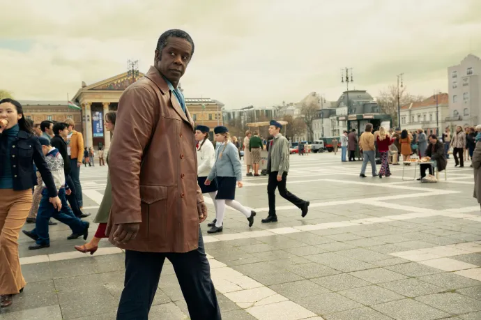 Adrian Lester a Hősök terén felvett jelenetben – Fotó: Vermes Katalin / Peacock / Getty Images