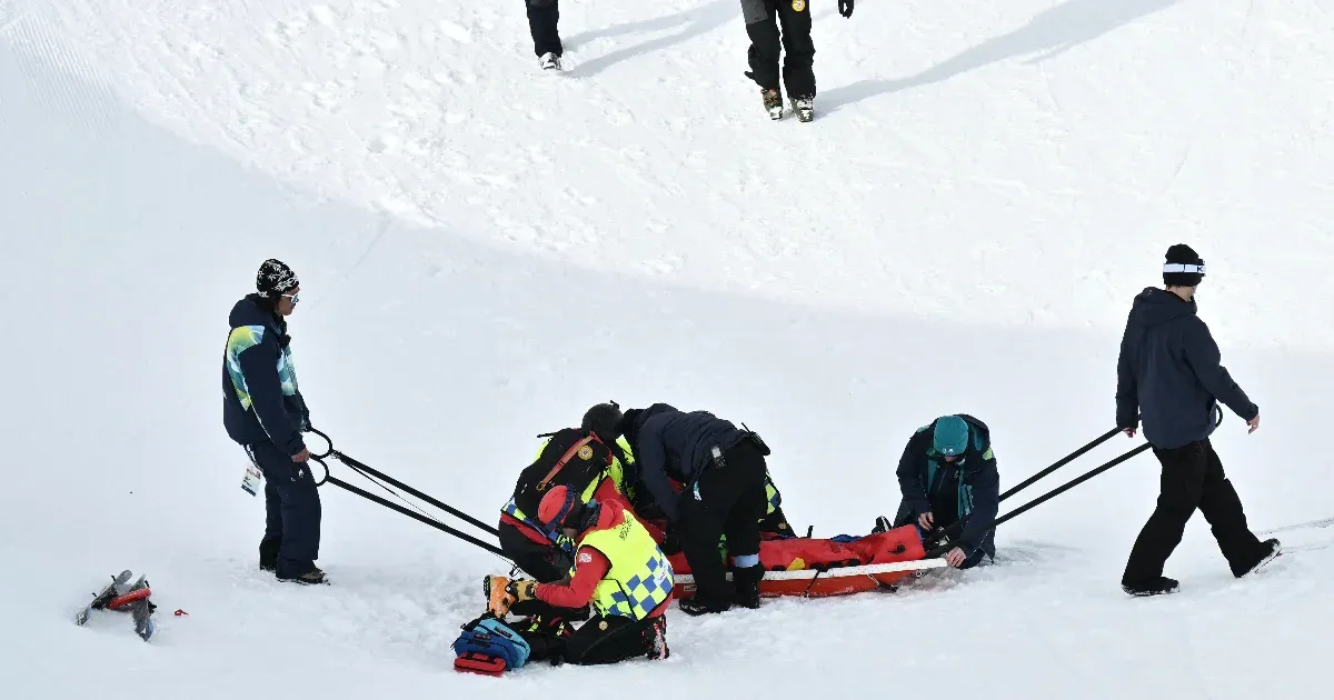 Nagyot bukott, percekig feküdt a félcső alján a kínai snowboardos, hordágyon kellett elvinni