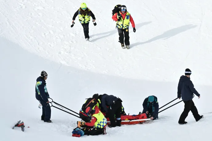 Nagyot bukott, percekig feküdt a félcső alján a kínai snowboardos, hordágyon kellett elvinni