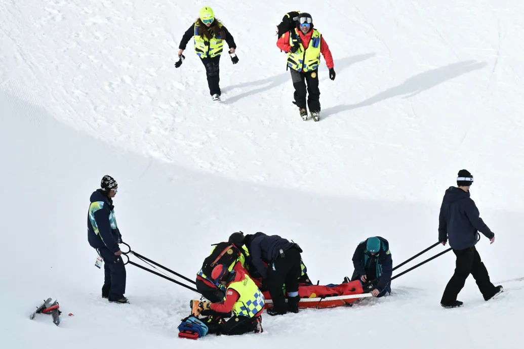 Nagyot bukott, percekig feküdt a félcső alján a kínai snowboardos, hordágyon kellett elvinni
