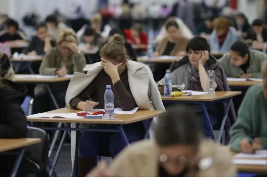 Bolojan a pályakezdő orvosok röghöz kötésével oldaná meg a vidéki szakemberhiányt