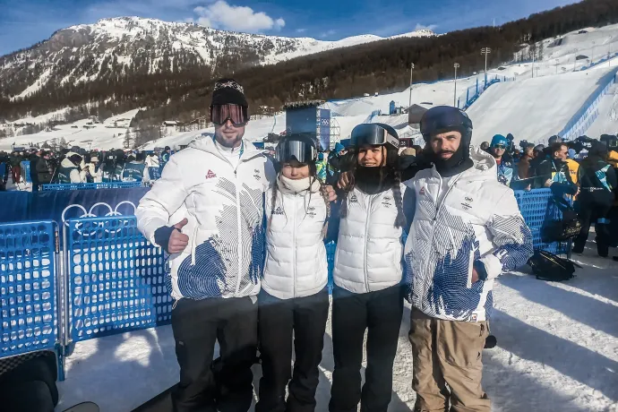 Reisz Zoltán edző, Bartalis Henrietta, Mandel Kata és Kinda Zoltán csapatvezető Livignóban – Fotó: Fehér János / Telex