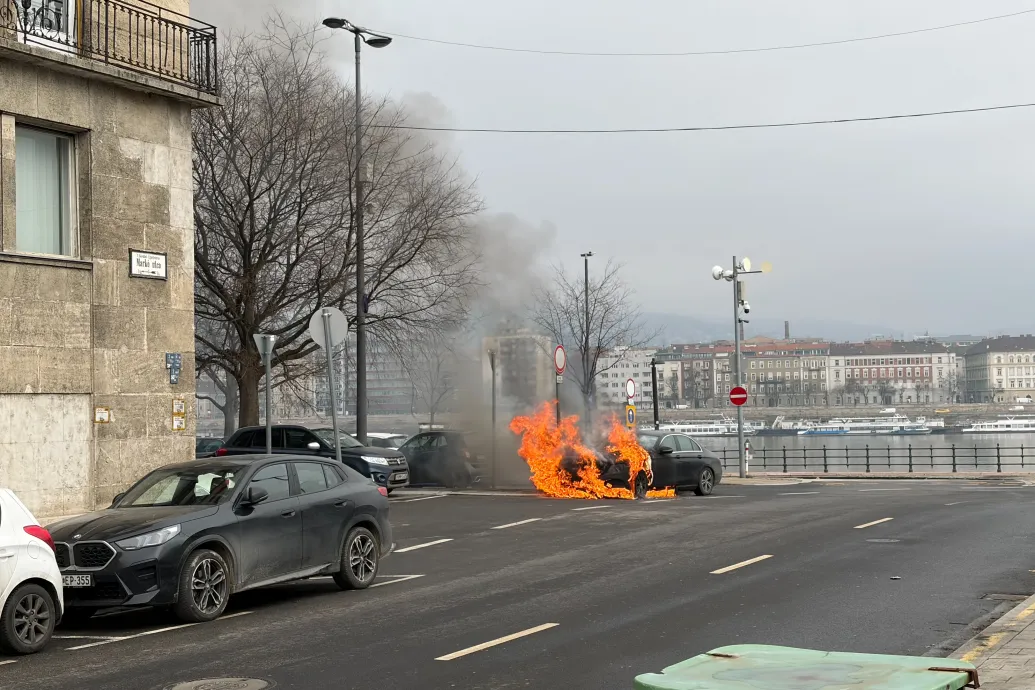 Kigyulladt egy Mercedes a parlament közelében, a sofőr idejében ki tudott szállni az égő autóból