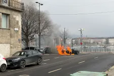 Kigyulladt egy Mercedes a Parlament közelében, a sofőr idejében ki tudott szállni az égő autóból