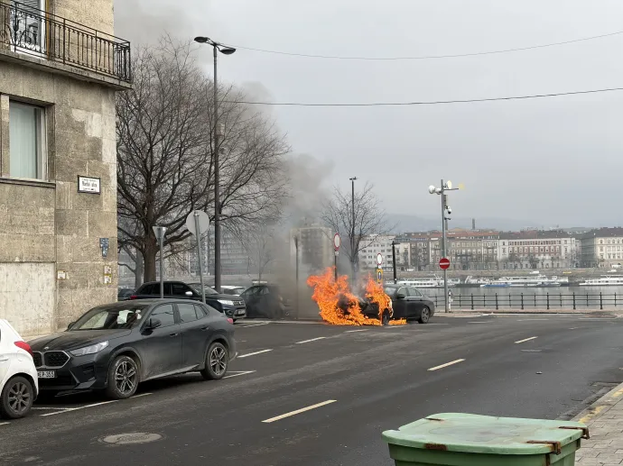 Kigyulladt autó a Markó utcában 2026. február 11-én – Fotó: Olvasói fotó / Telex