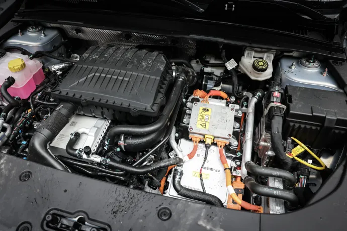 A rendszerteljesítmény katalógus szerint több mint 340 lóerő – Fotó: Huszti István / Telex