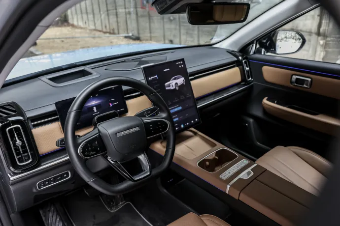 A két kijelző mellett head up display is kérhető – Fotó: Huszti István / Telex