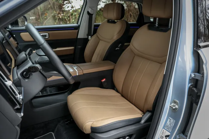 Az első ülések elektromosan állíthatók, hűthetők, fűthetők – Fotó: Huszti István / Telex