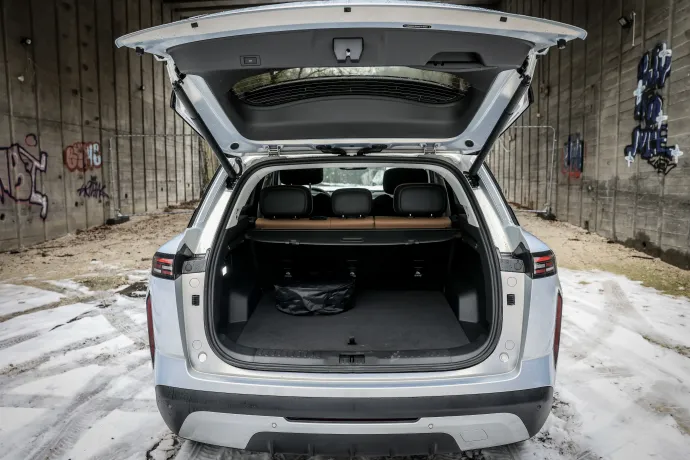 A csomagtér alaphelyzetben alig több mint 400 literes, de több mint másfél köbméteresre bővíthető – Fotó: Huszti István / Telex