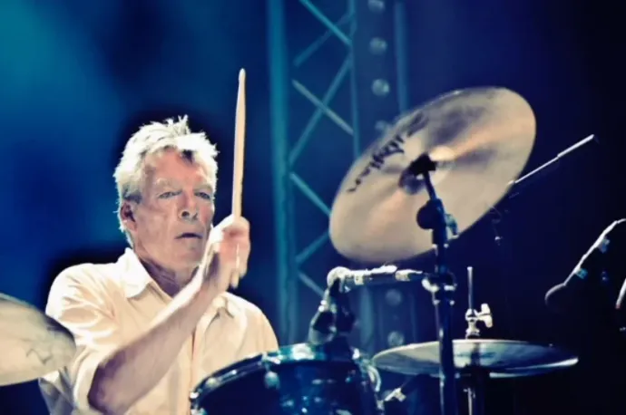 Meghalt a Pogues dobosa