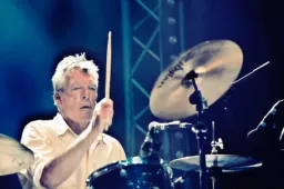 Meghalt a Pogues dobosa