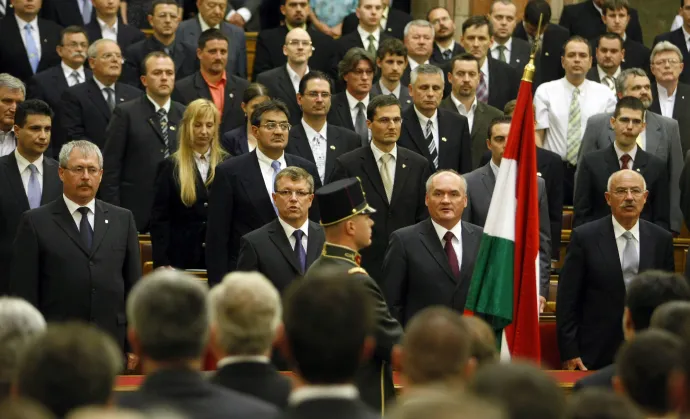 Az újonnan megválasztott magyar kormány tagjai az alakulóülésen, 2010. május 29-én – Fotó: Ferenc Isza / AFP