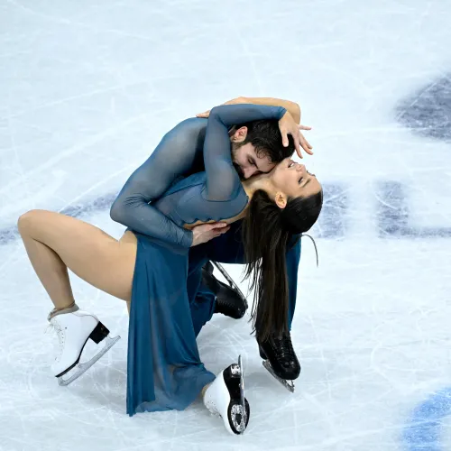 Történelmi siker, négy év alatt két különböző párral nyert olimpiát a francia jégtáncos Kép