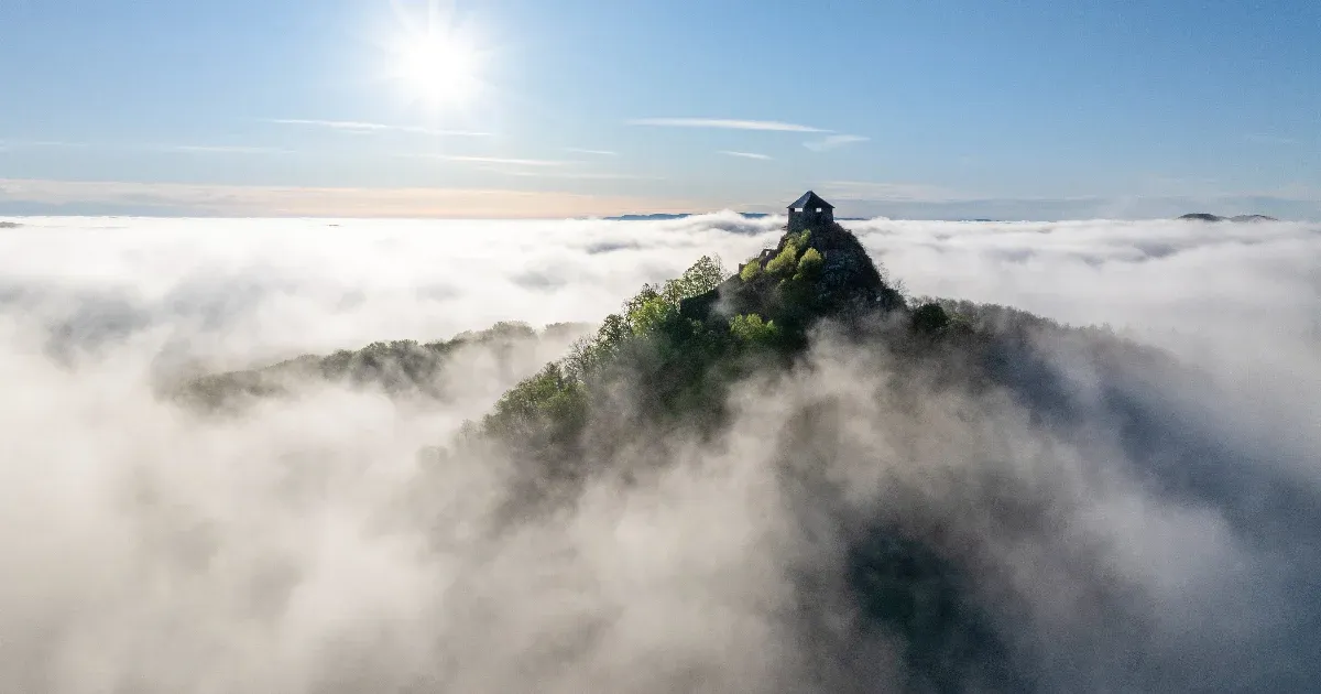 Csütörtökön napfény vár a ködös reggel után.
