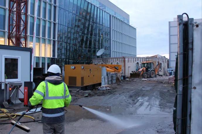 Csak ideiglenesen bontották vissza az egykori rádióépületet a Kolozsvári Műszaki Egyetem udvarán