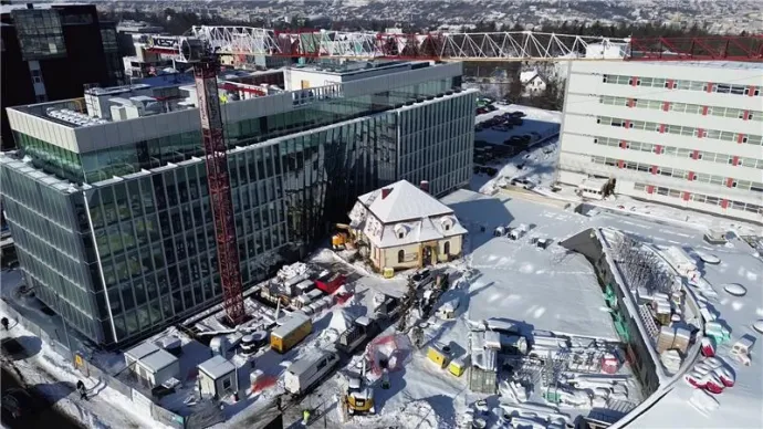 Az új kutatóintézet látványterve és az építkezés 2026 januárjában – Forrás: Kolozsvári Műszaki Egyetem és KÉSZ Románia