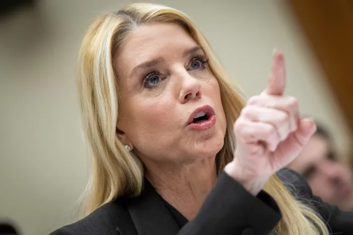Pam Bondi: Remélem, hogy Epstein szeretője a börtönben fog meghalni