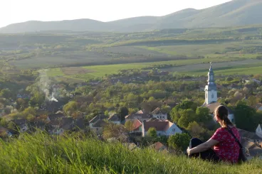 Miért létezik ellentét a gyüttmentek és az őslakók között ezekben a falvakban?