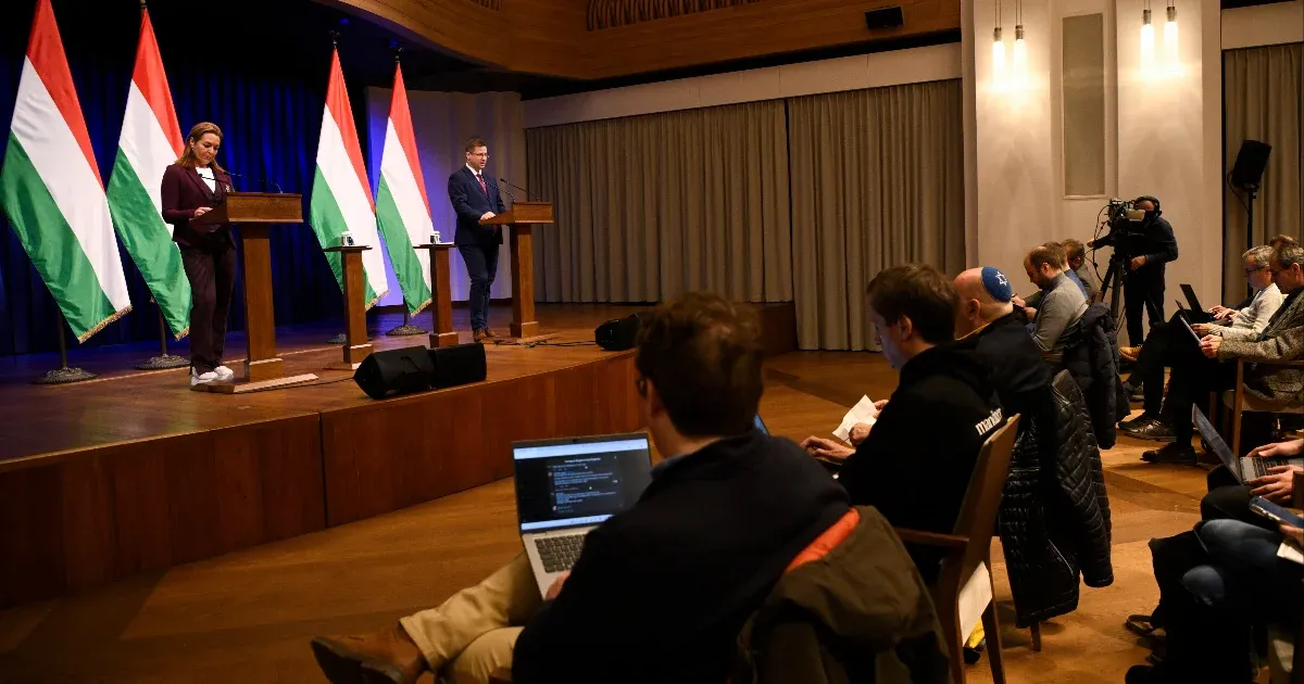 Eltitkolt mérgezések a gödi Samsung-gyárban, Orbán országjáráson – kormányinfót tart Gulyás Gergely