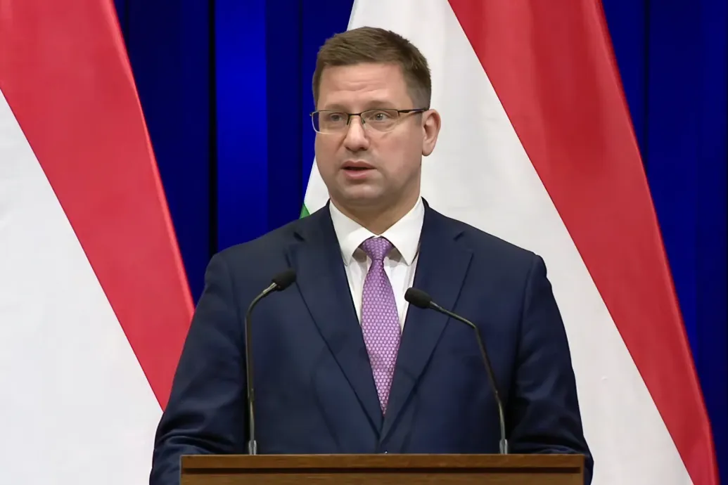 Eltitkolt mérgezések a gödi Samsung-gyárban, Orbán országjáráson – kormányinfót tart Gulyás Gergely – Forrás: Telex.hu