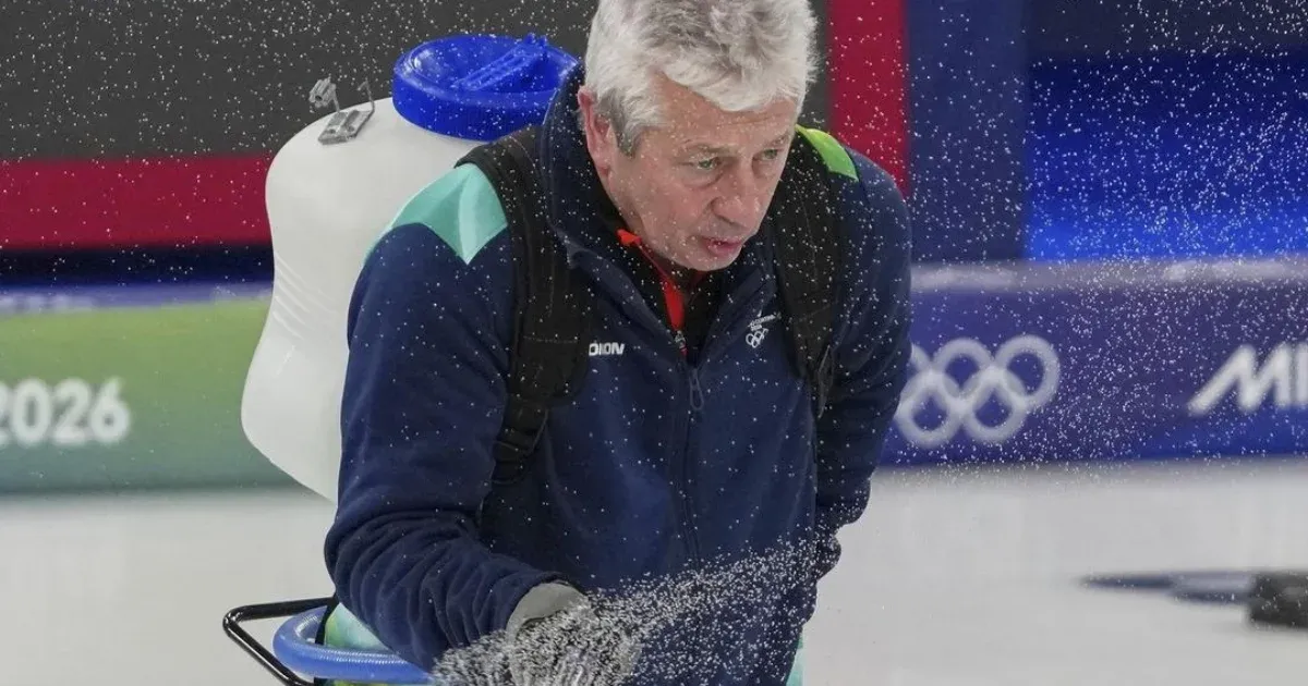 Az olimpia váratlan sztárja lett a curling Michael Jacksonja, aki moonwalk járásban permetezi a jeget