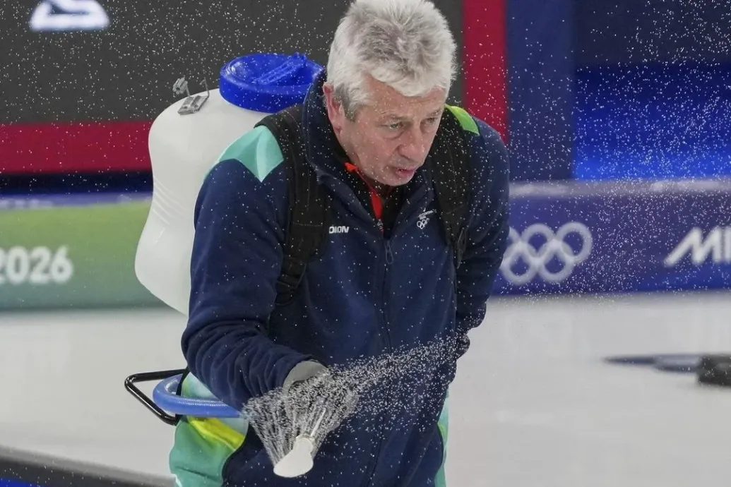 Az olimpia váratlan sztárja lett a curling Michael Jacksonja, aki moonwalk járásban permetezi a jeget