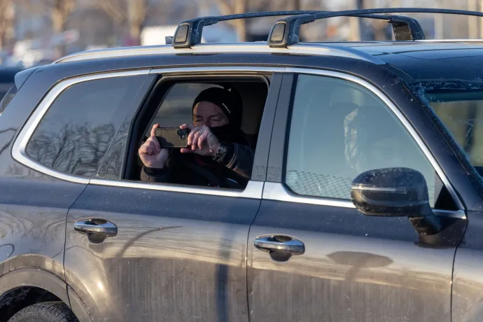 Szövetségi ügynökök mobiltelefonjukkal videózzák a tüntetőket Minneapolisban, 2026. január 23-án – Fotó: Arthur Maiorella / Anadolu / Getty Images