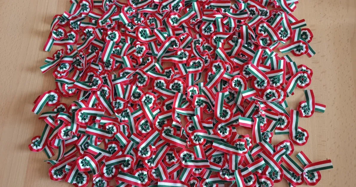 Ezerszámra varratják a kokárdákat iskolákkal és nyugdíjas közösségekkel, csak azt nem tudja senki, minek