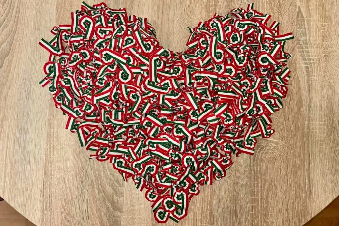 Ezerszámra varratják a kokárdákat iskolákkal és nyugdíjas közösségekkel, csak azt nem tudja senki, minek