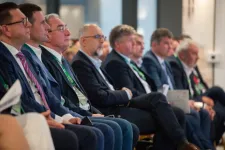 A Declic petíciójában azt állítja, az RMDSZ hitelteleníti Romániát, mert az EP-ben „egy követ fújt az AUR-ral”