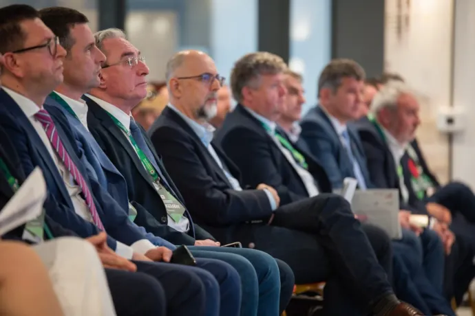 A Declic petíciójában azt állítja, az RMDSZ hitelteleníti Romániát, mert az EP-ben „egy követ fújt az AUR-ral”