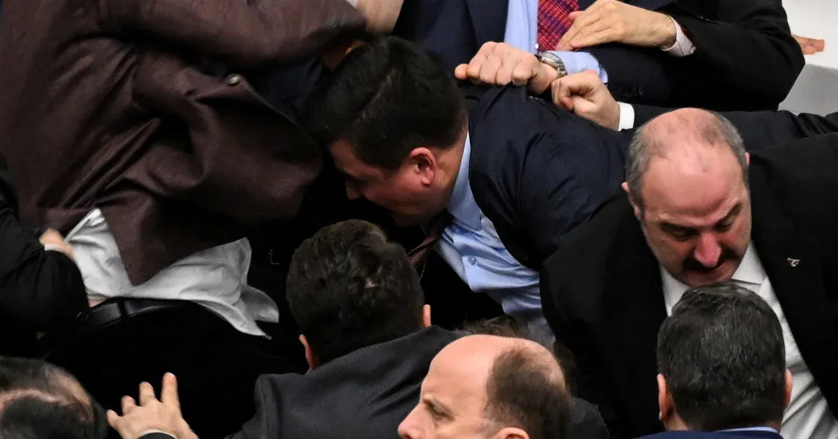 Összeverekedtek a képviselők a török parlamentben az új igazságügyi miniszter miatt