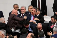 Tömegverekedés tört ki a török parlamentben az új igazságügyi miniszter miatt