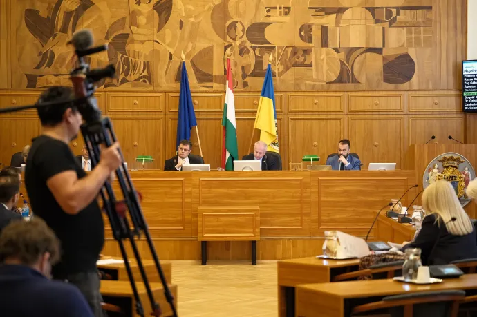 A mesterséges intelligenciától kért spórolási javaslatokat egy fideszes képviselő a pécsi költségvetés vitájában