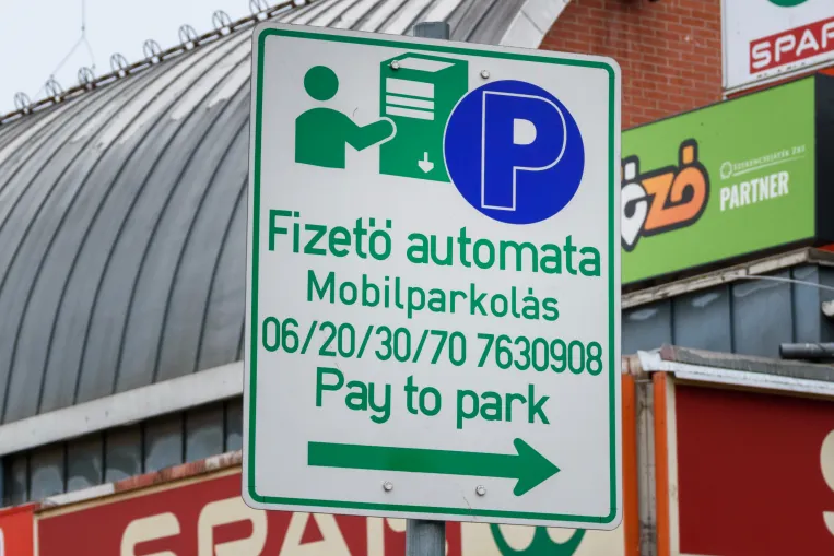 Az átláthatóság felé mozdul el a parkolás a kényelmi díj eltörlésével