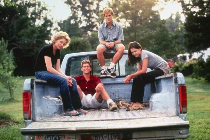 A Dawson és a haverok főszereplői, Michelle Williams, Joshua Jackson, James Van Der Beek és Katie Holmes a sorozat 1998-as fotóján – Fotó: 7e Art / Columbia Tristar / Photo12 / AFP