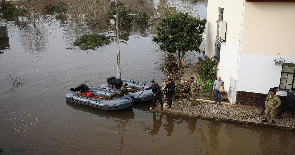 Beomlott autópálya, kicsavart fák, halálos áldozatok – heves viharok pusztítanak Nyugat-Európában