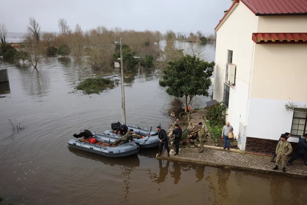 Beomlott autópálya, kicsavart fák, halálos áldozatok – heves viharok pusztítanak Nyugat-Európában