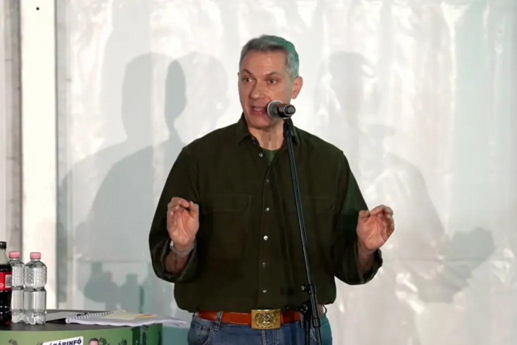 Pécelen is fújolással fogadták Lázár Jánost, aki tiszásnak és ukránpártinak nevezi a bekiabálókat