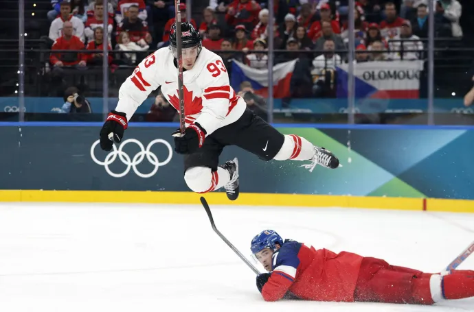 A kanadai Mitch Marner, a cseh David Špaček a jégen – Fotó: David W Cerny / Reuters
